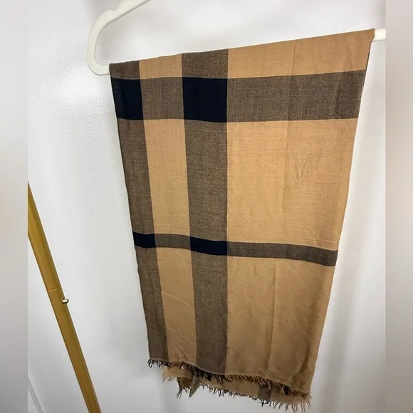 Authentic BURBERRY BEIGE/BLACK CHECK FRAYED EDGE SCARF✨ - Picture 4 of 7